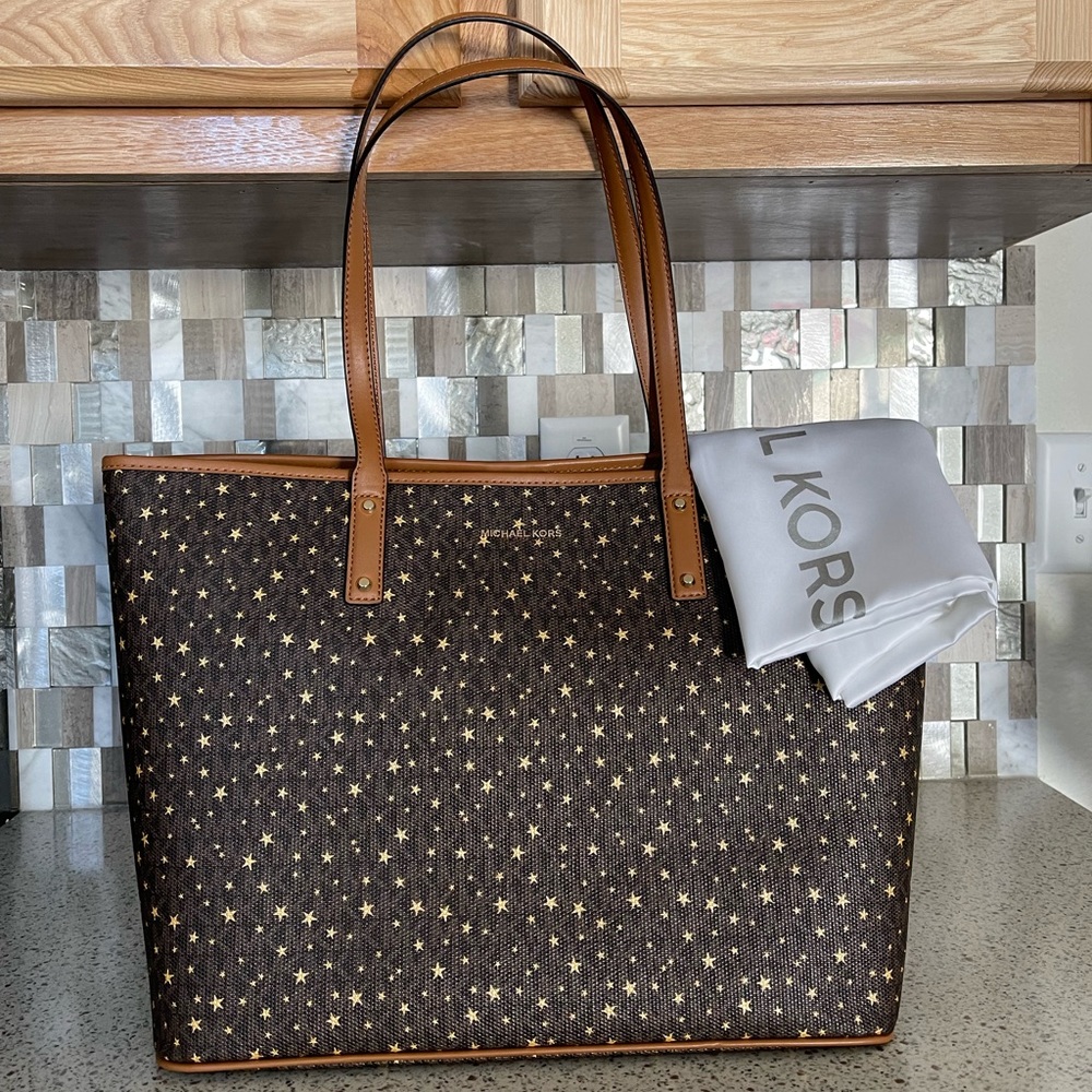 Michael Kors NEW with tag attached large Carter Tote.  Stars.⭐️⭐️⭐️⭐️⭐️